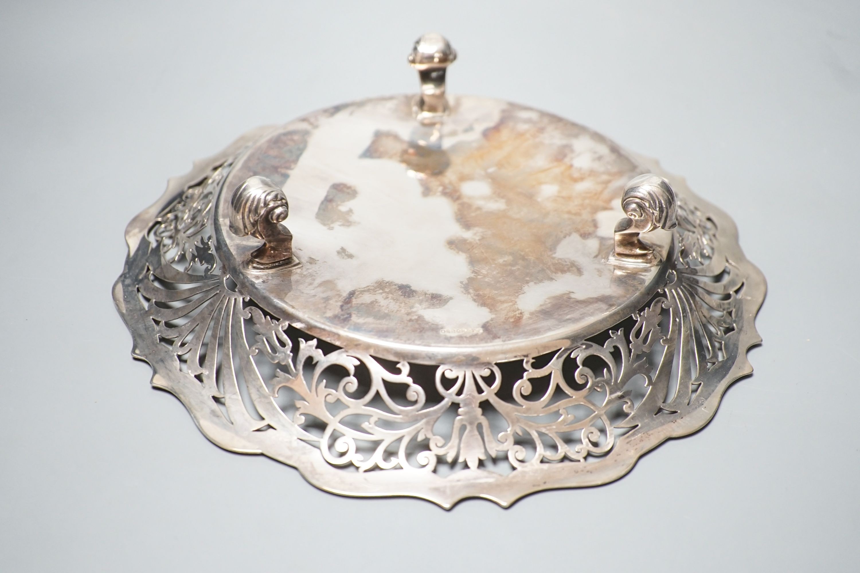 An Edwardian pierced silver dish, on three scroll feet, London, 1901, 24.8cm, 16oz.